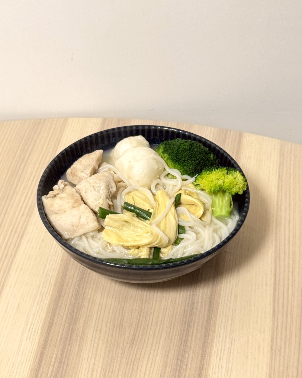 自製譚仔米線・雞肉墨丸十小辣